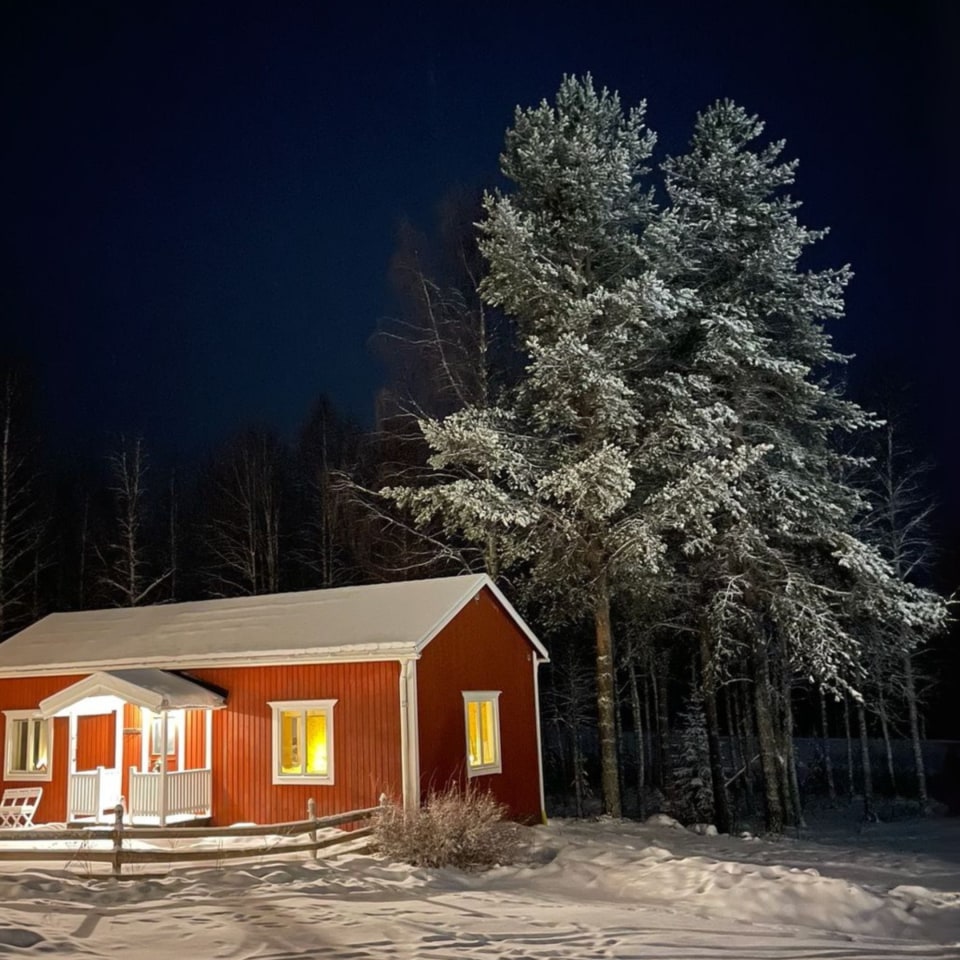 Mit Huskys im roten Schwedenhaus